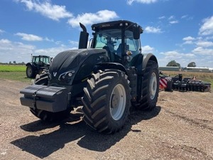 Tractor Agrícola Valtra 4x4 con Ruedas Negras, Motor de Transmisión por Engranajes de Alta Productividad - Product Image 1