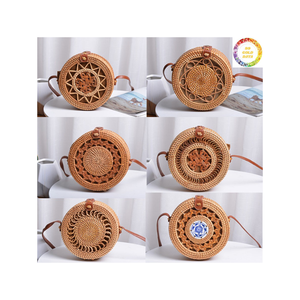 Elegante bolsa de ratán que funciona como un elemento de decoración elegante para su hogar con textura y vibraciones terrenales - Product Image 1