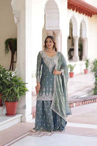 Conjunto Sharara de Seda Fendy Gris Verdoso, Completamente Bordado, con Kurti Bordado con Secuencia de Codificación y Traje Sharara - Product Image 2