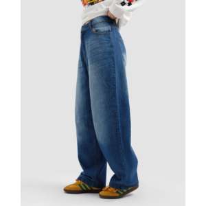 กางเกงยีนส์ทรงบอยเฟรนด์ขาบาน ระบายอากาศได้ดี เอวสูง ไซส์ XL ตกแต่งด้วยเทคนิคการประดับคริสตัลและรอยขาด - Product Image 2