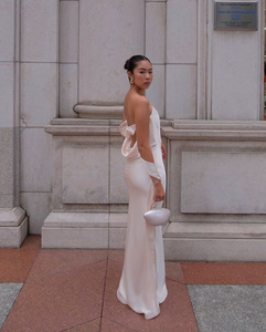 ชุดแมกซี่เกาะอกสีขาวไร้กาลเวลาสง่างามผลิตในเวียดนาม - Product Image 2