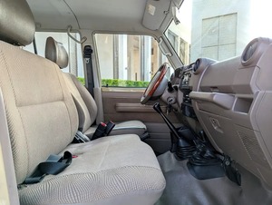 Toyota Land Cruiser Serie 79 LX V6 SUPER LIMPIO, Transmisión Automática, Volante a la Izquierda y Derecha - Product Image 3