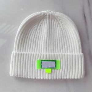 Vente en gros de haute qualité Bonnet en tricot unisexe à carreaux personnalisés Chapeaux d'hiver de voyage - Product Image 2