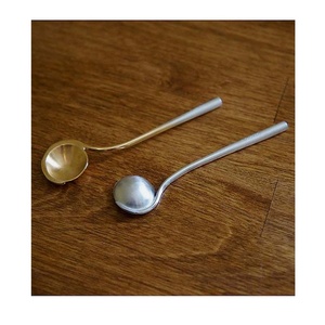 Cucharas de ensalada de mango redondo largo con diseño de media luna mate con acabado plateado y dorado, vajilla de Metal de alta calidad, cucharón para servidor de ensalada - Product Image 1