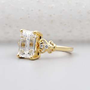 Bague de fiançailles pour femme en diamant taille émeraude vintage certifié IGI avec sertissage à 4 griffes et pierres latérales en filigrane - Product Image 3