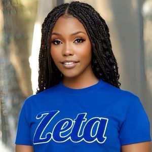 Zeta Chenille Tee Azul con letras de escritura blancas Sorority Apparel Cotton Collegiate Greek Life Mujeres Camiseta bordada - Product Image 2