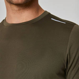 Camiseta atlética de poliéster para hombre: transpirable, absorbe la humedad y es perfecta para el gimnasio, correr y hacer ejercicio - Product Image 4