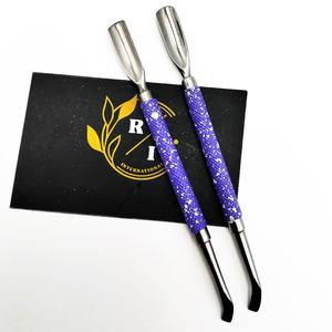 Pousse-cuticules à double extrémité avec coupe-bord incurvé Dissolvant de métal en acier inoxydable personnalisé et écologique Emballage en boîte OEM - Product Image 4