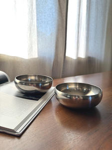 Bol à fruits en acier surélevé de designer pour des accents de table élégants - Product Image 2