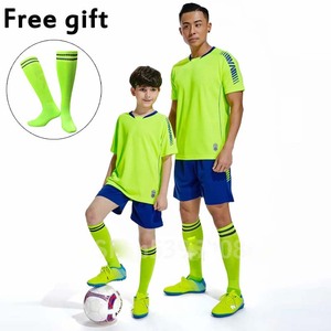 Conjuntos de uniformes de diseño personalizado de alta calidad para equipos deportivos Camisetas de fútbol personalizadas con pantalones cortos para equipos de fútbol - Product Image 6