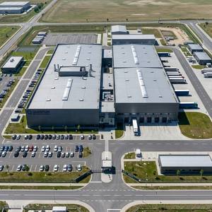 Abris industriels en acier ventilés à persiennes, conception robuste, connexion par boulons haute résistance, durée de vie de 50 ans pour la protection thermique - Product Image 1