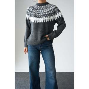 เสื้อสเวตเตอร์แจ็คการ์ดแขนยาวสีแอนทราไซต์-โบน - Product Image 2