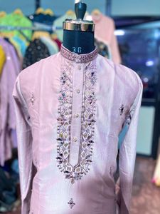 ชุดคุर्ตาแบบราชวงศ์สำหรับงานแต่งงาน ดีไซน์เชอร์วานี พร้อมงานปักละเอียดอ่อน สไตล์อินเดีย สำหรับเจ้าบ่าวและแขก - Product Image 5