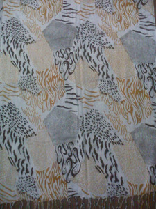 Bufandas y chales tradicionales con estampado de animales para invierno - Product Image 6