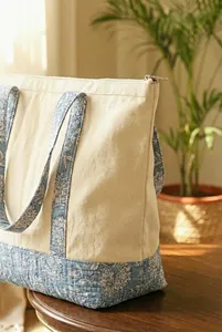 Sac fourre-tout en toile blanche avec poignées florales bleues |   Sac à bandoulière en coton fait main |   Sac fourre-tout pour le marché et les voyages, réutilisable pour les courses - Product Image 4