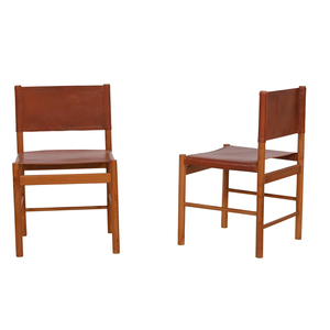 Silla de cuero de lujo con marco de madera maciza de teca Confort y estilo atemporal - Product Image 1