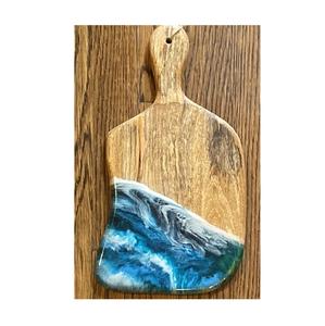 Planche à découper en résine combinant un tourbillon artistique en résine avec une base en bois dur conçue pour les tâches de découpe et de présentation des repas fins - Product Image 6