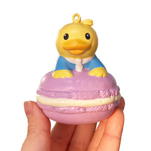 Piccola torta di Macaron di anatra gialla personalizzata giocattolo da spremere in poliuretano espanso lento rimbalzo a mano pizzico ornamenti simulazione cartone animato - Product Image 3