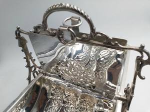 Caja de Galletas Plegable Aislada y Plateada, con Grabado Ornamental, Estilo Art Deco, Calentador de Cocina con Soporte y Asa - Product Image 6