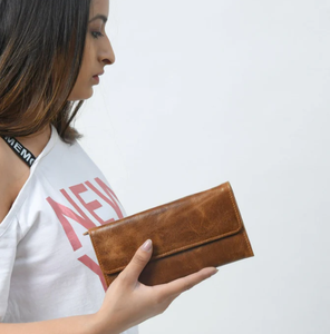 คลัทช์หนังแฟชั่นสีน้ำตาลเข้มแบบสั่งทำสำหรับสาวๆผลิตในอินเดีย - Product Image 4