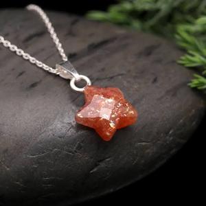 Fournisseur en gros de pendentifs en pierre de soleil naturelle de style vintage, forme de cerf-volant, fabrication de bijoux Surgyan Saini, charmes en cristal - Product Image 5