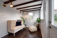 Mint Tiny Homes, édition Loft personnalisée de 34 pieds, armoires foncées et quincaillerie dorée