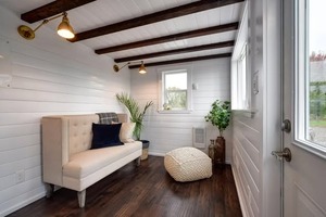 Mint Tiny Homes, édition Loft personnalisée de 34 pieds, armoires foncées et quincaillerie dorée - Product Image 4