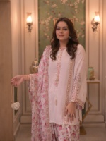 Ensemble prêt-à-porter entièrement cousu avec haut en crêpe naturel brodé de sequins, pantalon Farshi Salwar et dupatta.