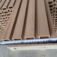 Panneaux muraux WPC co-extrudés modernes et imperméables – Revêtement composite extérieur premium pour la rénovation des façades résidentielles et commerciales