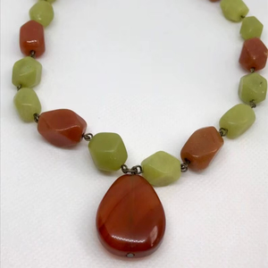 Collar de Joyería de Resina Artesanal Angel, Medallón Negro Elegante con Cuentas y Cadena, Calidad Doblemente Verificada, Regalos para Bodas y Festividades - Product Image 1