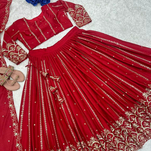 ชุดปาร์ตี้ดีไซน์เนอร์ lengha choli และ duppata กับงานเย็บปักถักร้อยที่หนักหน่วง - Product Image 1