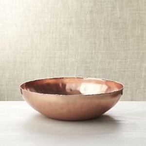 Bol de service en cuivre poli avec un savoir-faire artisanal créant une beauté intemporelle pour les occasions festives ou les repas élégants - Product Image 6