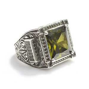 Anillo de Plata de Ley 925 para Hombre con Piedra de Peridoto de Corte Cuadrado y Patrón Geométrico para Uso Diario, Certificado por IGI - Product Image 2
