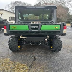 Potente vehículo utilitario John Deere Gator XUV835 diseñado para afrontar entornos exigentes con una suspensión superior y resistente. - Product Image 2