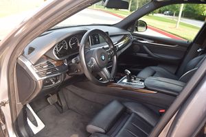 SUV de Lujo Usada de Tamaño Completo 2023, Motor V8 de Alto Rendimiento, Capacidad de Tracción en las Cuatro Ruedas y Características Premium - Product Image 2
