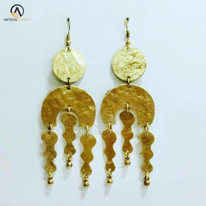Boucles d'oreilles en métal de créateur à la mode avec des bijoux de mode de taille personnalisée pour les femmes est livré avec des boîtes à bijoux en bois élégantes - Product Image 3