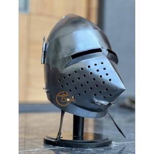 Casque de chevalier médiéval en acier avec visière, armure faciale avec trous de ventilation perforés pour collectionneurs, reconstitution historique, exposition - Product Image 1