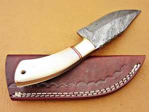 Couteau de skinner OEM personnalisable Offre Spéciale avec nouvelle lame en acier damas manche de traversin en laiton osseux gaine de transport en cuir - Product Image 3