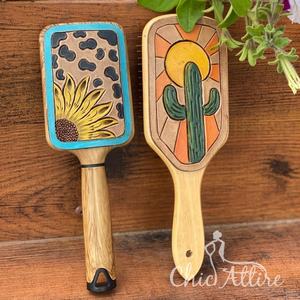 Cepillo de pelo de cuero grabado hecho a mano real con estilo occidental, accesorio para el cabello de usos diarios, novedad - Product Image 1