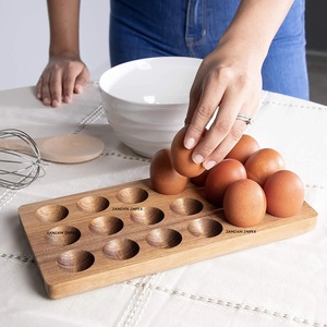 Plateau porte-oeufs rustique en bois d'acacia fabriqué à la main Organisateur en bois naturel pour 18 œufs, support de rangement de comptoir de style ferme - Product Image 1