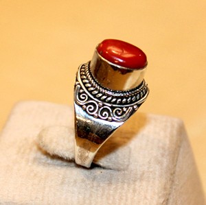 Anillo de Coral Rojo Creado en Laboratorio, Hecho a Mano en Nepal, con Banda de Plata 925 y Baño de Oro de 24K, de Rudra Gems, Regalo Personalizado para Mujeres - Product Image 4