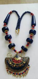 Con colgante en forma de media luna LAC Kashmiri collares de cuentas hechos con hueso, resina de cuerno y cuentas de vidrio tiendas de accesorios de moda - Product Image 2