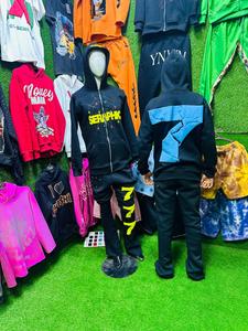 Sweat à capuche zippé et logo évasé est la sérigraphie ou l'impression bouffante et le logo de la capuche est le travail de logo en caoutchouc effectué par Tansy Industry - Product Image 4