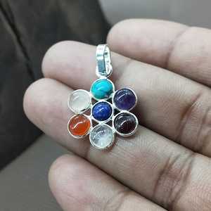 Pendentif en pierre naturelle 7 Chakra en argent sterling 925 multi-cluster fait à la main en Inde en gros pendentifs fins et collier à breloques - Product Image 1
