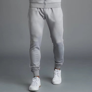 เซ็ตชุดวอร์มผ้าโพลีเอสเตอร์คอกลมมีซิปสำหรับผู้ชายชุดวอร์มเล่นกีฬา2ชิ้นชุดออกกำลังกายแบบบางออกแบบโลโก้ได้ตามต้องการ - Product Image 6