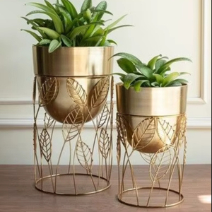 Maceta de Metal con Textura Antigua y Soporte, Ofrece un Diseño Artístico y una Sensación de Lujo para Hogares Modernos - Product Image 1