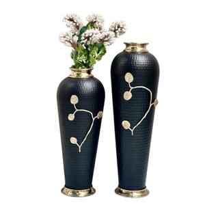 Jarrón de suelo de metal negro y dorado hecho a mano con acabado martillado y diseño de hojas maceta decorativa moderna para sala de estar - Product Image 1