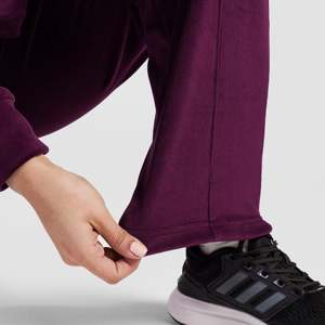 Pantalon décontracté pour femme Core Strive, coupe large, taille basse/moyenne, en tissu éponge respirant, couleur bordeaux - Product Image 6