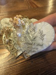 Porte-clés personnalisé en résine dorée avec époxy, cadeaux de mariage personnalisés, cœur, rond, floral, cadeaux pour invités de mariage, fiançailles, fête prénuptiale - Product Image 4