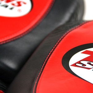 Guantes de Boxeo Twins Rojos y Negros de Cuero de 12 Oz con Correa de Muñeca Ajustable, Guantes Profesionales para Entrenamiento de Kickboxing, Sparring y MMA - Product Image 4